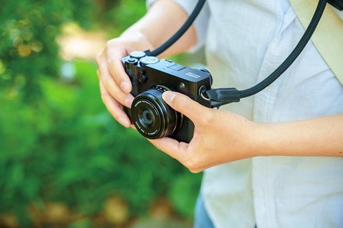 中判カメラとは思えないコンパクトさ! 富士フイルム「GFX100RF」おすすめ イメージ