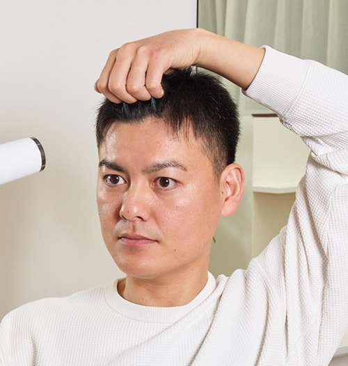 1:根元から風を当てて前髪を立ち上げる メンズヘアジェルおすすめ イメージ