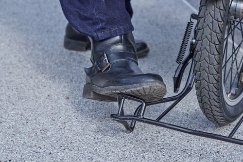 前カゴの底がワイヤータイプなのは残念 電動アシスト自転車おすすめ イメージ3