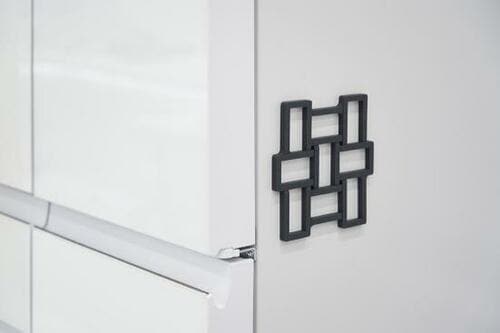 一瞬で手に取れる！ 「マグネット鍋敷き」 イメージ