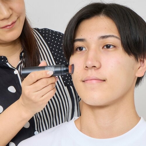 付属ブラシで簡単に塗れる メンズBBクリームおすすめ イメージ