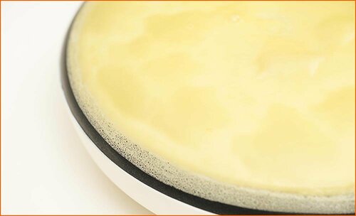 ハンディタイプの使い方2:端が焼けてきたらはがす クレープメーカーおすすめ イメージ