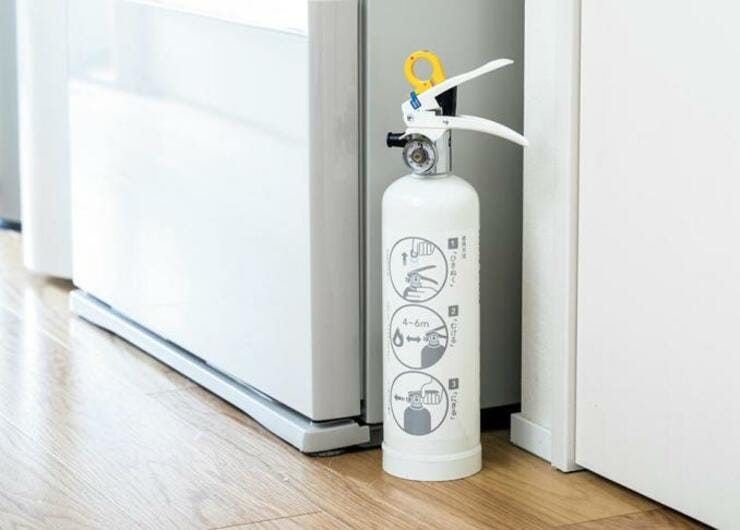 赤じゃない!? “カインズの真っ白な消火器”がインテリアと調和します｜『LDK』がセレクト
