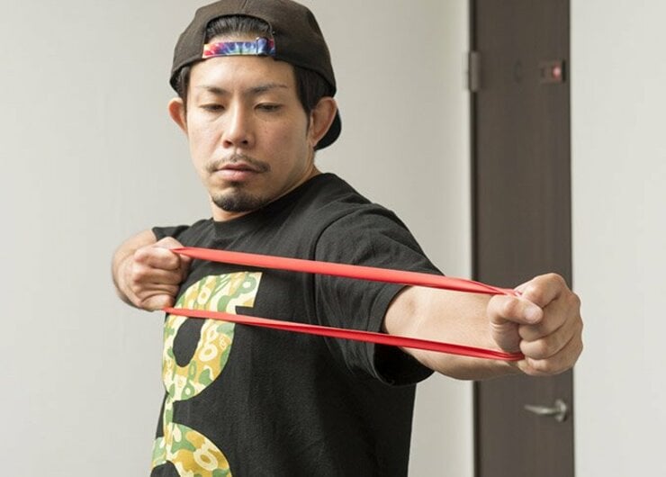 低コストで“脱げるカラダ”！格闘家さん御用達の“トレーニングチューブ”ヤラセなしの検証レビュー