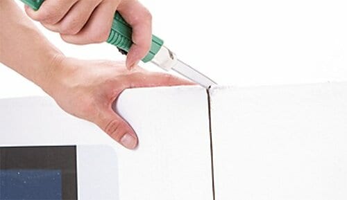 【Step 1】段ボールの裁断は物流業界御用達の専用のこぎり!