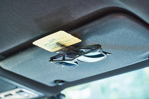 大切なサングラスを車内で安全に保管しておける! オートキャンプに役立つアイテムおすすめ イメージ