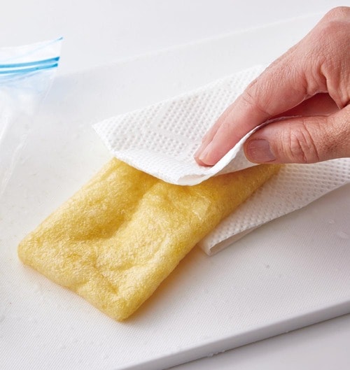 ステップ2:キッチンペーパーで軽く拭く
