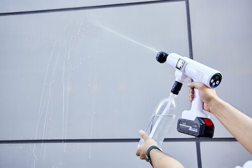 取り回し:重いので両手での使用がおすすめ ハンディ高圧洗浄機おすすめ イメージ