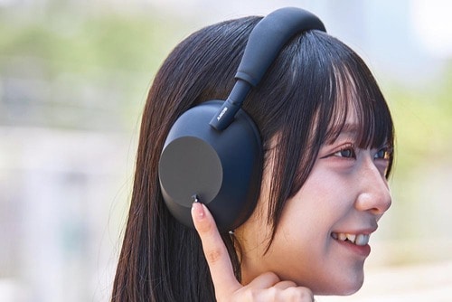 【操作】側面でボリュームの調節が可能 高音質なワイヤレスヘッドホンおすすめ イメージ