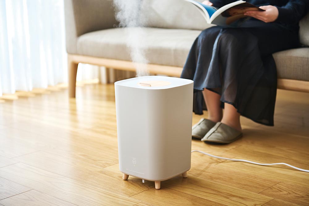 加湿器を部屋で使っている様子