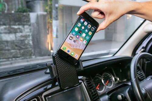 置くだけ充電もできる 「セイワ」のスマホホルダー イメージ