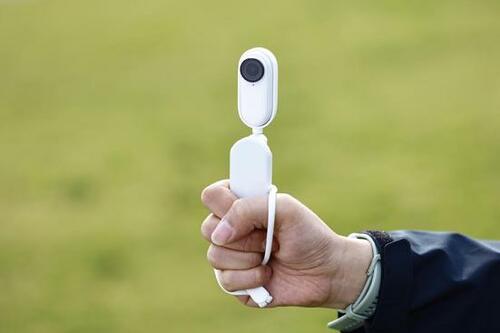 Insta360「Insta360 GO 2」を手持ちで撮影