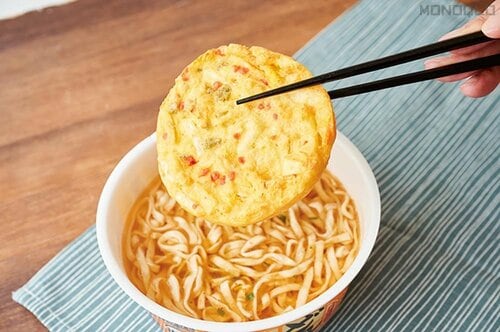 生姜と玉ねぎの旨みが効いたかき揚げがウマすぎ 大盛りカップうどんおすすめ イメージ