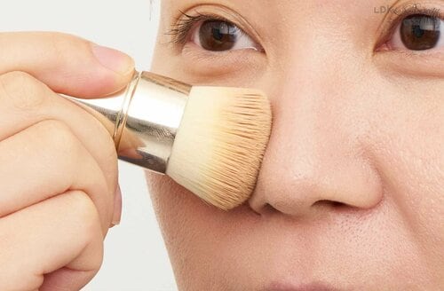 付属ブラシで均一な肌に! ツヤ肌ファンデーションおすすめ イメージ