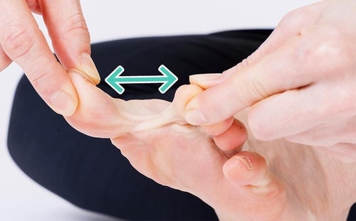 STEP2：足指を左右に開く 着圧ソックスおすすめ イメージ