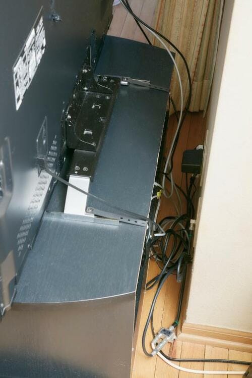 テレビ裏の大量コードは100均グッズでさっぱり イメージ