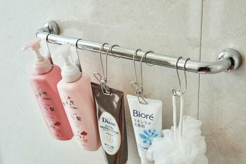 浴室のヌメリ掃除がイヤならチューブ型も吊り下げて収納！ イメージ2