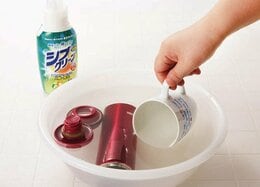 薄汚れたコップを魔法の洗剤に漬けると…？[4製品比較]