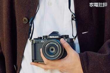 フィルムカメラのようなレトロデザインが人気！ニコン「Zf」の