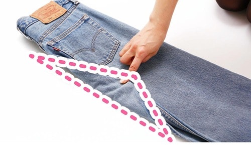 STEP1:股の部分を折る クローゼットの収納アイデアおすすめ イメージ