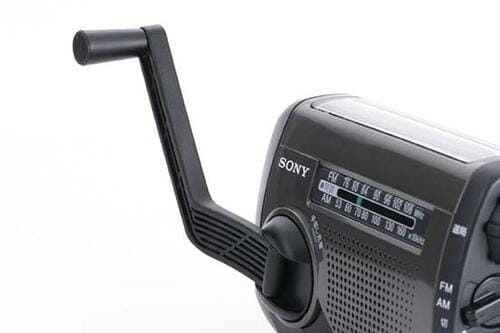 1分の手回しで3時間も聴けるポータブルラジオ「 ICF-B99」
