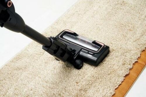 ラグのホコリは裏側からたたいて出す イメージ