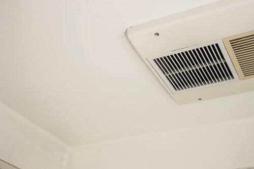 天井のカビは「スティックブラシ＋カビキラー」で拭き取る イメージ