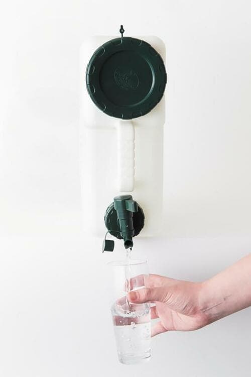 広い給水口と、蛇口付きのキャップが使いやすい！ イメージ2