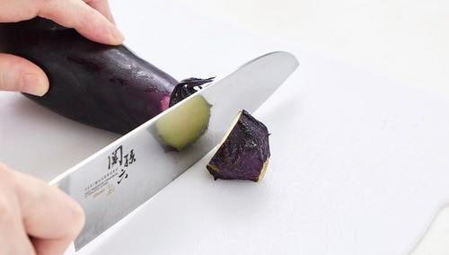 STEP1:必ずヘタを落とす 野菜の冷凍保存方法おすすめ イメージ