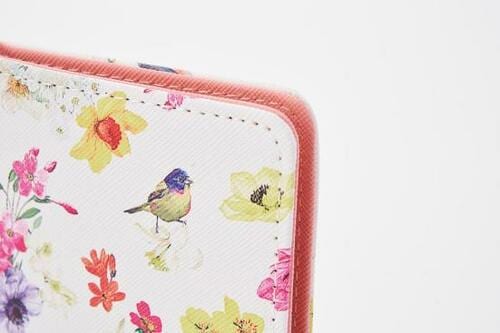 4位: カード入れも3枚分ついてる!「Chesty スマホケース」