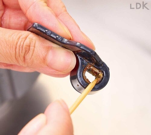 羽根と取り付け軸は竹串を使って掃除 イメージ