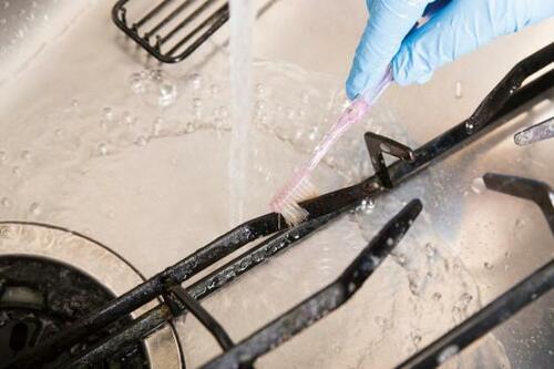 掃除ワザ1：手強い油汚れに「漂白剤＋重曹＋食器洗剤」 イメージ7