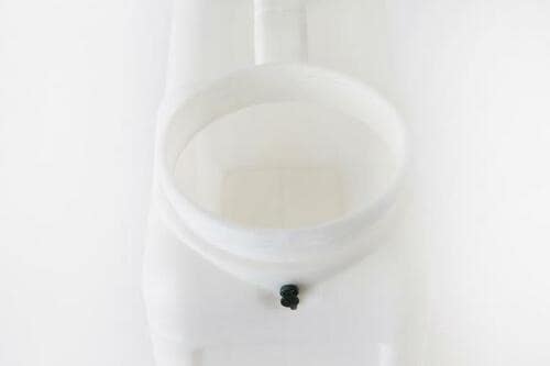 広い給水口と、蛇口付きのキャップが使いやすい！ イメージ