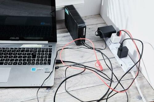 見ないふりのPCウラ…… 一発解決するならケーブルバンド！ イメージ