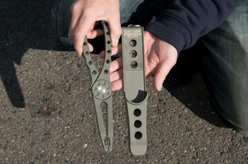 先端部は獲物の下あごを挟める形状 フィッシュグリップおすすめ イメージ