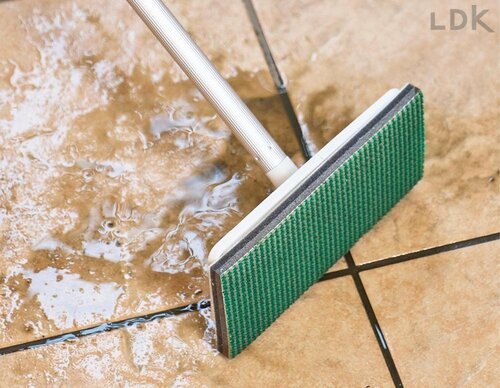3:水切りで汚れをかき集める 玄関の掃除方法おすすめ イメージ