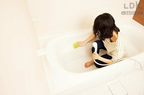 汗だくのお風呂掃除はラクアイテムで疲れない イメージ