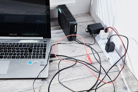 【イライラ③:ケーブルが邪魔】ワイヤレス充電なら高速のAnker