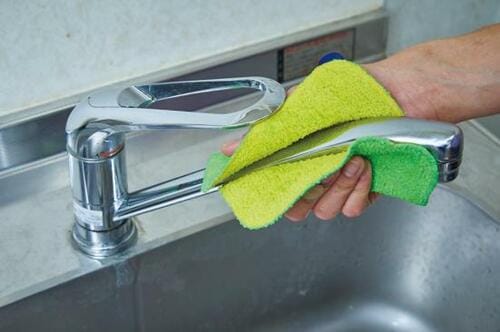 軽く擦るだけ！ ガンコな水垢がピカピカになる水垢用ダスター イメージ4