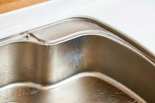 シンク・蛇口の水垢は専用洗剤で軽くこするだけ！ イメージ