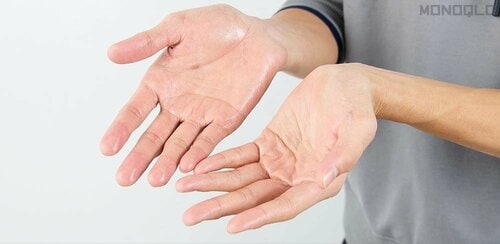 使い方1:少量を手のひらにまんべんなく広げる メンズヘアオイルおすすめ イメージ