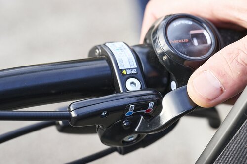 ハンドルロックが手動なので、自分の意志でロックできる 電動アシスト自転車おすすめ イメージ