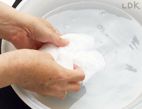 1:中性洗剤を染み込ませる イメージ