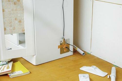 突ぱり棒と併用でもっと安心！カインズ「家具転倒防止パッド」 イメージ5