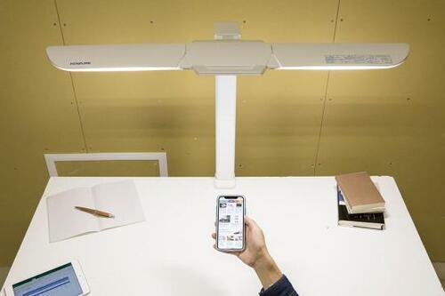 スマホの画面も反射しません
