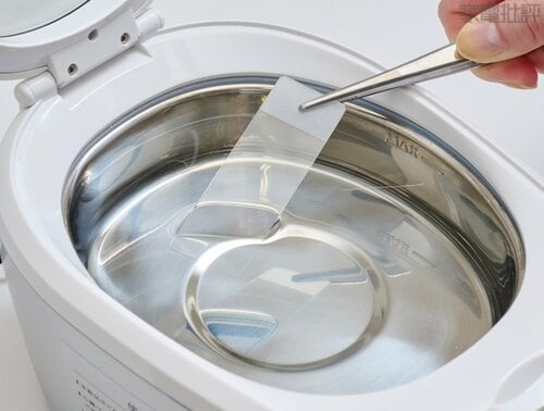 スライドガラスに油汚れを塗布 超音波洗浄器おすすめ イメージ