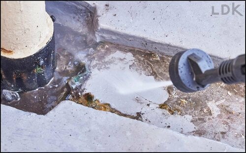 ポイント:排水溝に流れるように コードレス高圧洗浄機おすすめ イメージ