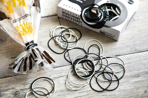 ［実力アリ！］パッケージもクールで見栄えする黒と白のゴムバンド発見! イメージ