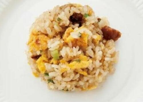 レンチンするだけで中華屋の味！ 冷凍チャーハンを食べ比べ イメージ