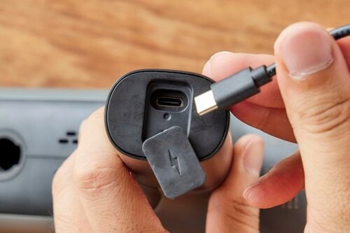 検証⑤:充電しやすさをチェック ハンディ高圧洗浄機おすすめ イメージ